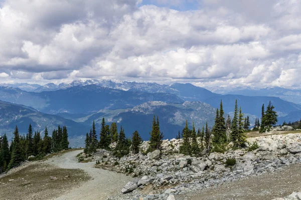 Vue d'oiseau de la montagne Whistler le matin depuis le sommet . — Photo