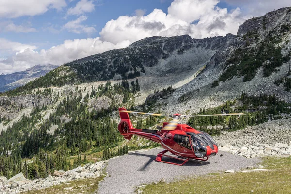 Whistler, Kanada - 25 Ağustos 2019: Blackcomb dağında hava arama turu için kırmızı helikopter.