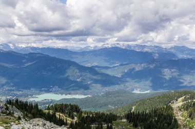 Sabahları Whistler Dağı 'nın kuş bakışı manzarası tepeden.