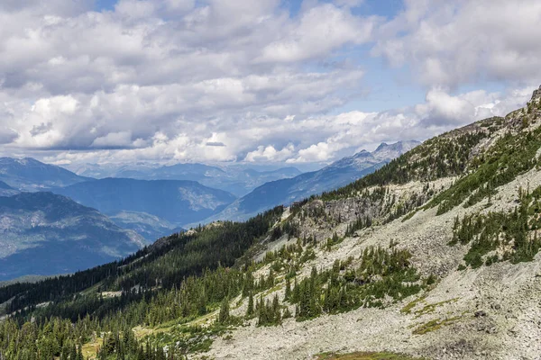 Sabahları Whistler Dağı 'nın kuş bakışı manzarası tepeden. — Stok fotoğraf