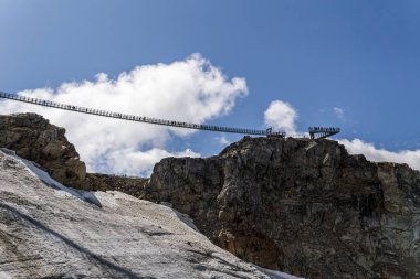 Whistler, Kanada - 25 Ağustos 2019: Skybridge Dağı 'nın zirvesine sandalye kaldırma,