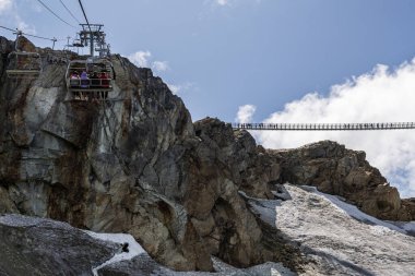 Whistler, Kanada - 25 Ağustos 2019: Skybridge Dağı 'nın zirvesine sandalye kaldırma,