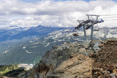 Whistler, Kanada - 25 Ağustos 2019: dağın zirvesine sandalye kaldırma.