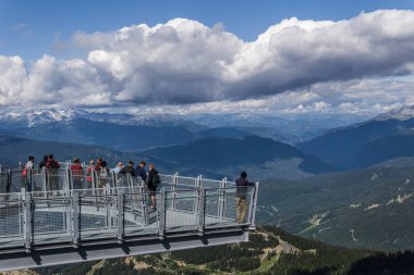 Whistler, Kanada - 25 Ağustos 2019: Cloudraker Skybridge asma köprüsündeki insanlar.