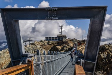 Whistler, Kanada - 25 Ağustos 2019: Cloudraker Skybridge asma köprüsündeki insanlar.