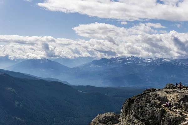 Whistler, Kanada - 2019. augusztus 25.: az emberek őrködnek a csúcstalálkozó csúcsán hegyi nyári nap. — Stock Fotó