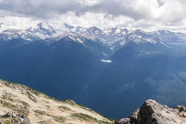 Sabahları Whistler Dağı 'nın kuş bakışı manzarası tepeden. — Stok fotoğraf