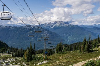 Whistler, Kanada - 25 Ağustos 2019: dağın zirvesine sandalye kaldırma.