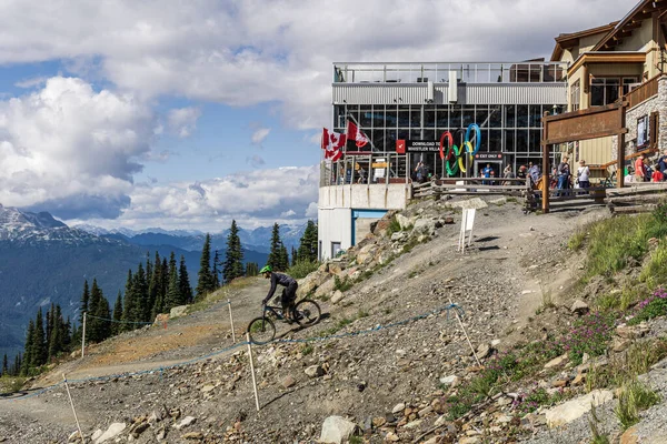 WHISTLER, CANADA - AUGUST 25, 2019: Mountain biking on top of the mountain. — Stockfoto