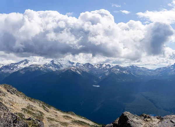 Sabahları Whistler Dağı 'nın kuş bakışı manzarası tepeden. — Stok fotoğraf