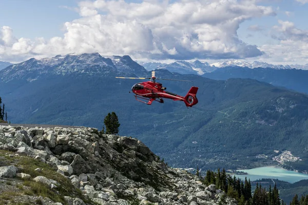 Whistler, Kanada - 25 Ağustos 2019: Blackcomb dağında hava arama turu için kırmızı helikopter.