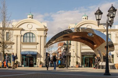 Richmond, Kanada - 10 Nisan 2019: Outlet alışveriş merkezi Mcarthurglen Tasarımcı Outlet Vancouver Havalimanı ünlü markalarıyla