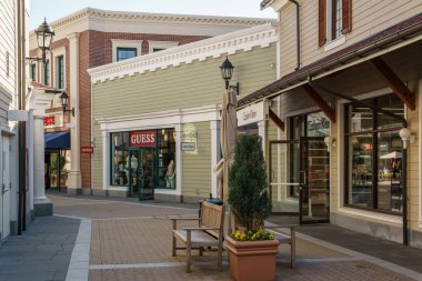 Richmond, Kanada - 10 Nisan 2019: Outlet alışveriş merkezi Mcarthurglen Tasarımcı Outlet Vancouver Havalimanı ünlü markalarıyla