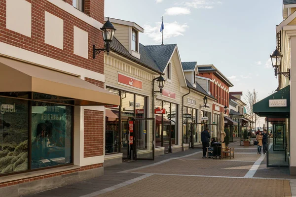 Richmond, Kanada - 10 Nisan 2019: Outlet alışveriş merkezi Mcarthurglen Tasarımcı Outlet Vancouver Havalimanı ünlü markalarıyla