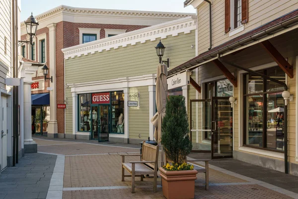 Richmond, Kanada - 10 Nisan 2019: Outlet alışveriş merkezi Mcarthurglen Tasarımcı Outlet Vancouver Havalimanı ünlü markalarıyla