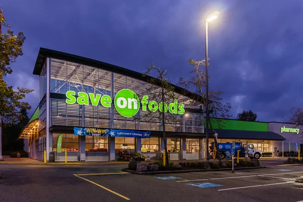 Surrey, Kanada - 25 Eylül 2019: Sabahın erken saatlerinde gıda mağazasından tasarruf.