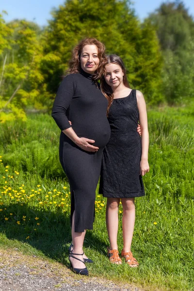 Porträt Von Schwangerer Mutter Und Tochter Schwarzem Kleid Grünen Park — Stockfoto