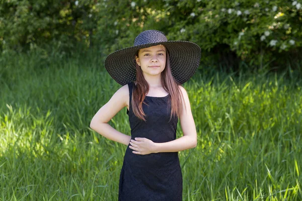Привлекательная Молодая Девушка Черном Платье Шляпе Летнем Зеленом Парке — стоковое фото