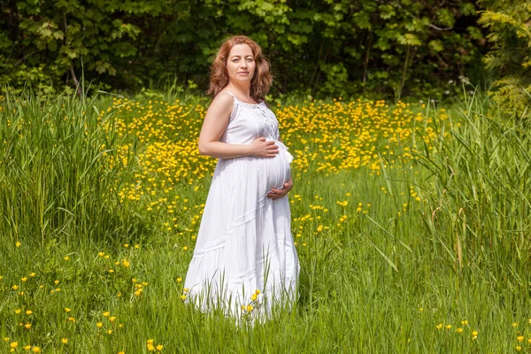 Schöne Schwangere Frau Weißen Kleid Steht Grünen Park Einem Sonnigen — Stockfoto