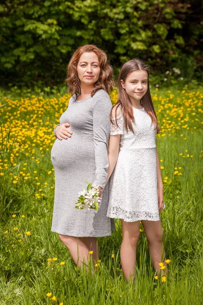 Ibu Hamil Dengan Putrinya Berpakaian Baik Hari Yang Cerah Taman — Stok Foto