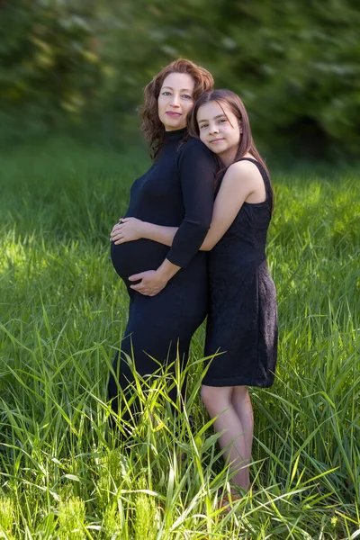 Porträt Von Schwangerer Mutter Und Tochter Schwarzem Kleid Grünen Park — Stockfoto