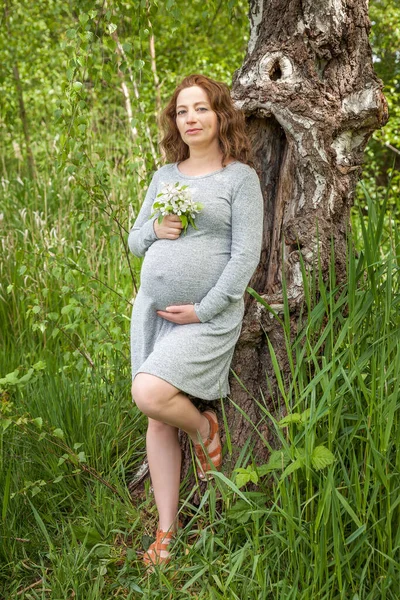 Schöne Schwangere Frau Gut Gekleidet Steht Einem Sonnigen Tag Neben — Stockfoto
