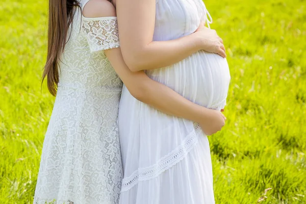 Ibu Hamil Dengan Putrinya Gaun Putih Taman Hijau Hari Yang — Stok Foto