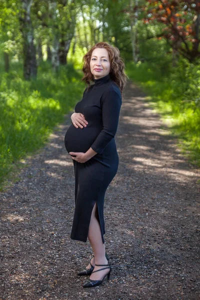 Porträt Einer Hübschen Schwangeren Schwarzen Kleid — Stockfoto