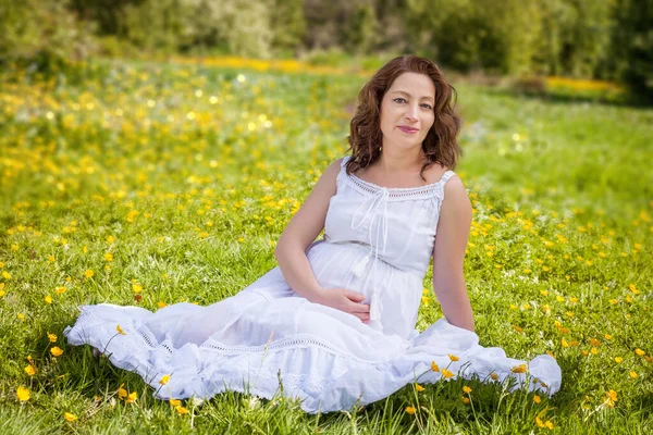 Schöne Schwangere Frau Weißen Kleid Entspannt Grünen Park Bei Sonnigem — Stockfoto