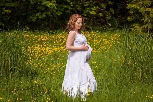 Schöne Schwangere Frau Weißen Kleid Steht Grünen Park Einem Sonnigen — Stockfoto