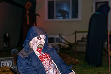 VANCOUVER, CANADA - 31 Ekim 2019: Süslü ev şakası ya da cadılar bayramı gecesi için kapıyı çalan kostümlü çocuklar