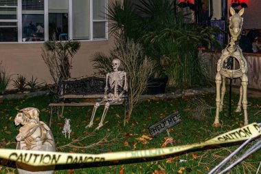 VANCOUVER, CANADA - 31 Ekim 2019: Süslü ev şakası ya da cadılar bayramı gecesi için kapıyı çalan kostümlü çocuklar