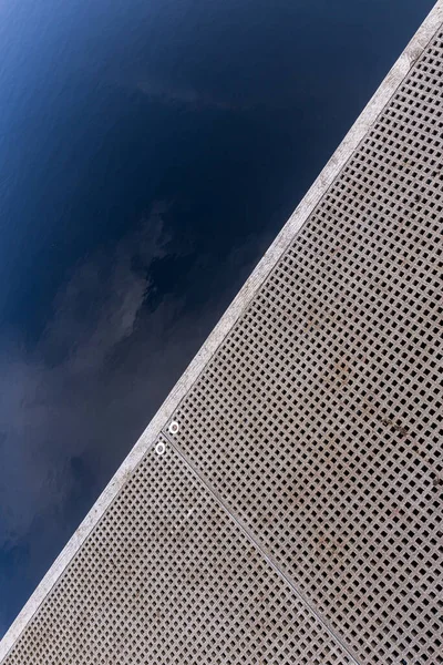 Teil Einer Seebrücke Und Himmelsspiegelung See Als Geometrischer Abstrakter Musterhintergrund — Stockfoto