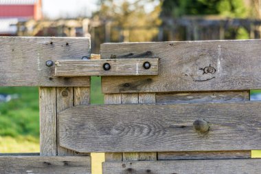 Bulanık arkaplan ile eski çiftlik kapısının bir kısmı.