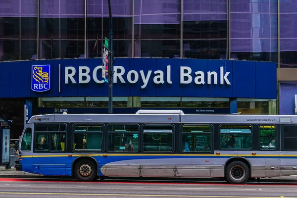 VANCOUVER, CANADA - 10 Haziran 2020: Vancouver şehir merkezindeki RBC Royal Bank önünde toplu taşıma otobüsü.