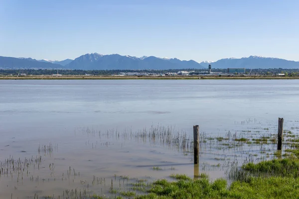 RICHMOND, CANADA - 10 Mei 2020: - YVR Vancouver International Airport view cross Fraser river. — Stok Foto