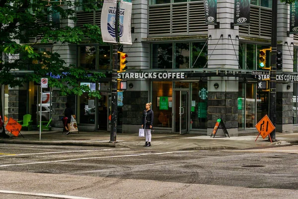 VANCOUVER, CANADA - JUNHO 10, 2020: rua da cidade com pessoas e lojas. — Fotografia de Stock