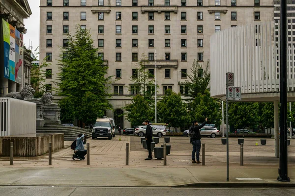 VANCOUVER, CANADA - JUNHO 10, 2020: rua da cidade com pessoas e lojas. — Fotografia de Stock