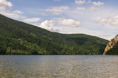 Paul Lake Yaz zamanı Yeşil dağlar ve beyaz bulutlar İngiliz Kolombiyası Kanada.