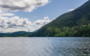Paul Lake Yaz zamanı Yeşil dağlar ve beyaz bulutlar İngiliz Kolombiyası Kanada.
