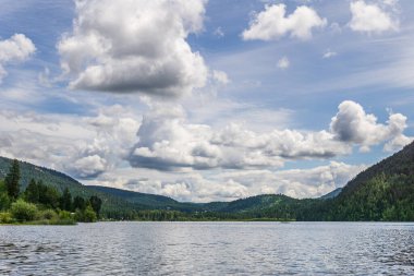 Paul Lake Yaz zamanı Yeşil dağlar ve beyaz bulutlar İngiliz Kolombiyası Kanada.