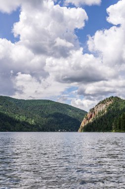 Paul Lake Yaz zamanı Yeşil dağlar ve beyaz bulutlar İngiliz Kolombiyası Kanada.