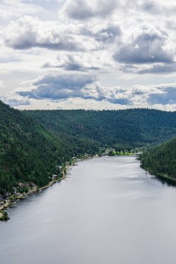 Tepeden Paul Gölü 'ne Yeşil dağlar ve beyaz bulutlar İngiliz Kolombiyası Kanada.
