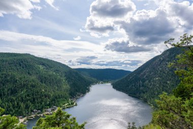 Tepeden Paul Gölü 'ne Yeşil dağlar ve beyaz bulutlar İngiliz Kolombiyası Kanada.