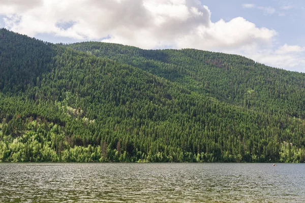 Paul Lake Yaz zamanı Yeşil dağlar ve beyaz bulutlar İngiliz Kolombiyası Kanada.