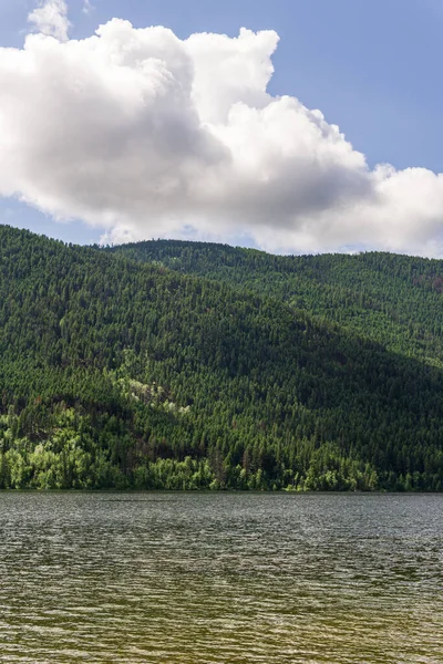 Paul Lake Καλοκαίρι ώρα με πράσινα βουνά και λευκά σύννεφα Βρετανική Columbia Canada. — Φωτογραφία Αρχείου