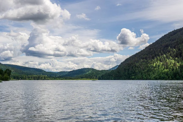 Paul Lake Yaz zamanı Yeşil dağlar ve beyaz bulutlar İngiliz Kolombiyası Kanada.