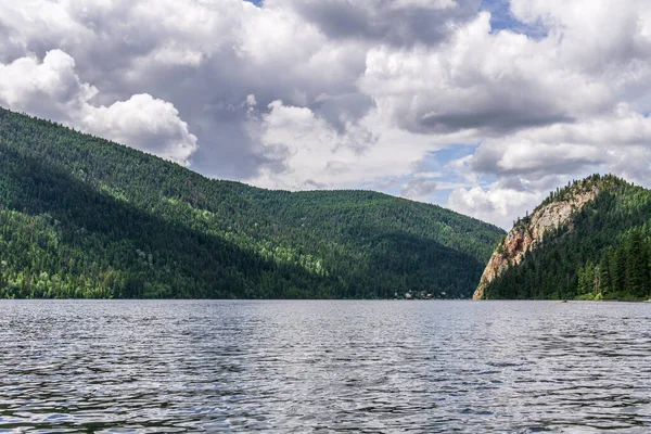 Paul Lake Yaz zamanı Yeşil dağlar ve beyaz bulutlar İngiliz Kolombiyası Kanada.