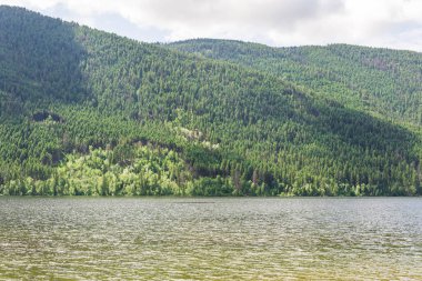 Paul Lake Yaz zamanı Yeşil dağlar ve beyaz bulutlar İngiliz Kolombiyası Kanada