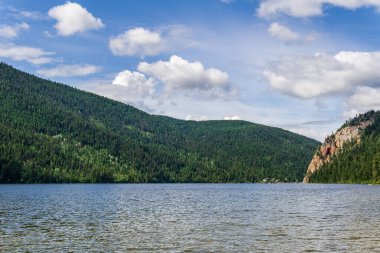 Paul Lake Yaz zamanı Yeşil dağlar ve beyaz bulutlar İngiliz Kolombiyası Kanada